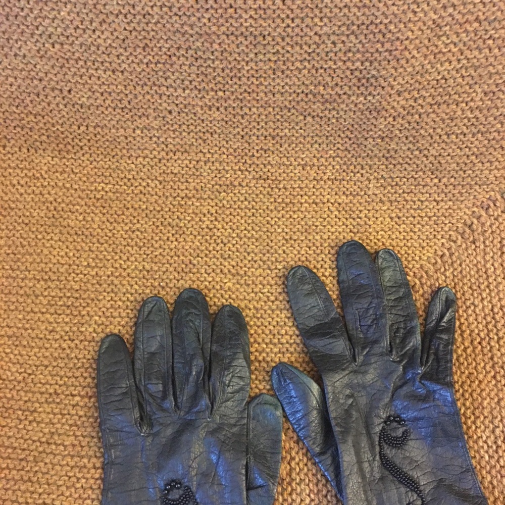 Gloves - Picture 3 of 3